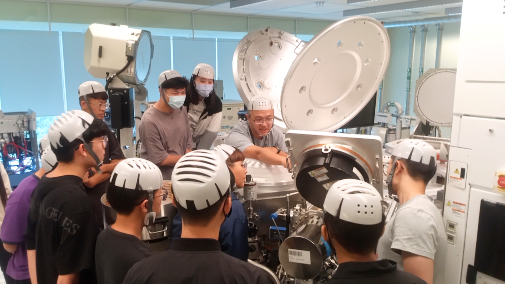 逢甲學生於實驗室進行半導體設備實作課程
